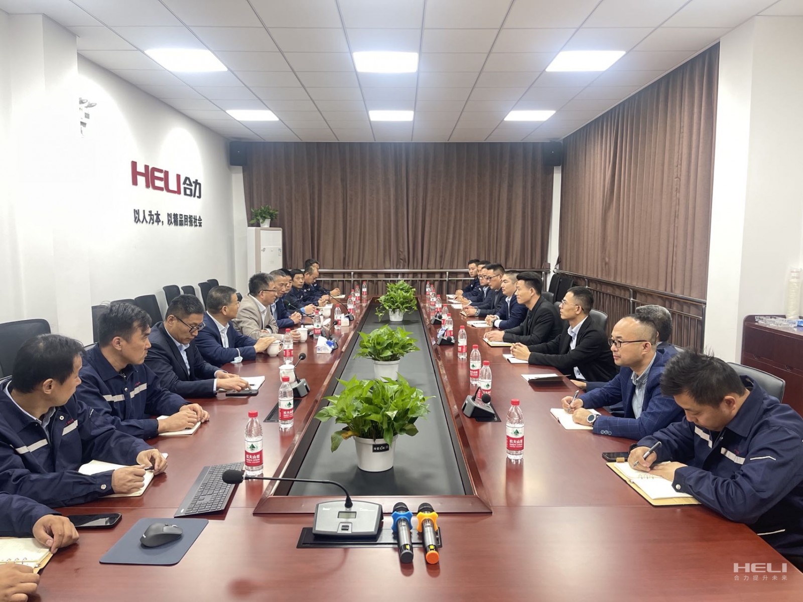 与上：：：烂殴世ド健、、嘉定分公司员工交流座谈.jpg